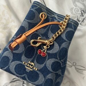 DRAWSTRING WRISTLET IN SIGNATURE DENIM